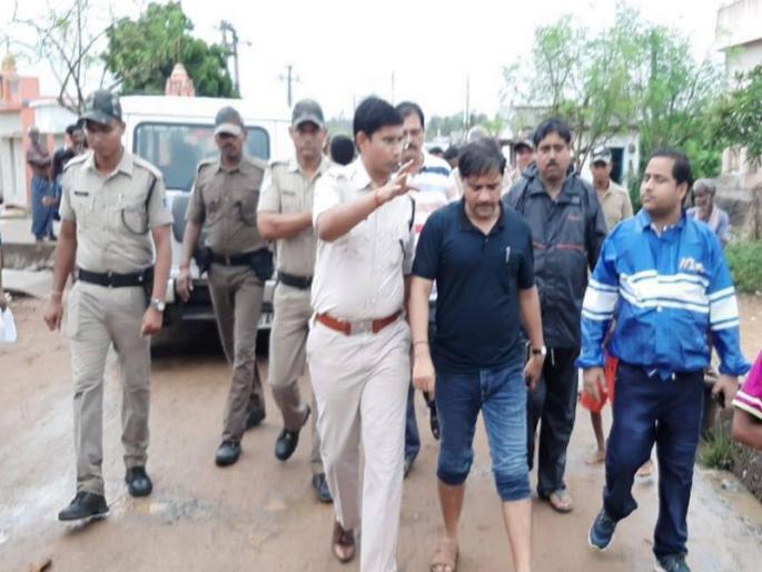 collector Vijay Kulange survive three lakh citize | फनी वादळावर या मराठमोळ्या अधिकाऱ्याचा 'विजय' : वाचवले तीन लाख नागरिकांचे प्राण  collector Vijay Kulange survive three lakh citize | फनी वादळावर या मराठमोळ्या अधिकाऱ्याचा 'विजय' : वाचवले तीन लाख नागरिकांचे प्राण