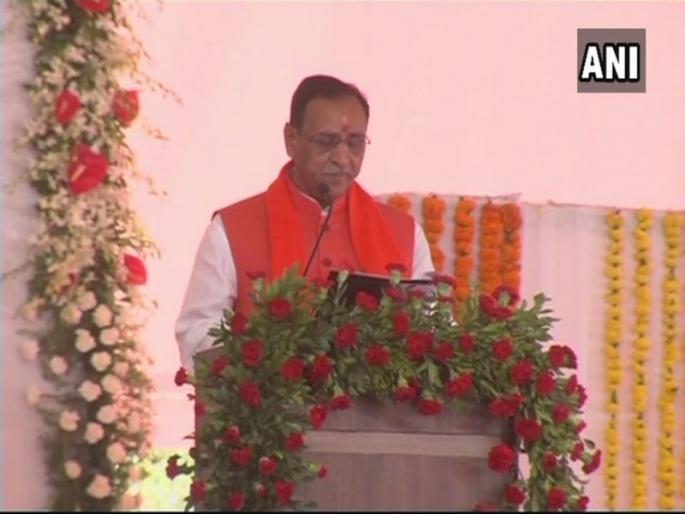 vijay rupani and nitin patel oath ceremony | गुजरात सरकारचा शपथविधी सोहळा : विजय रुपाणी यांनी दुस-यांदा घेतली गुजरातच्या मुख्यमंत्रिपदाची शपथ vijay rupani and nitin patel oath ceremony | गुजरात सरकारचा शपथविधी सोहळा : विजय रुपाणी यांनी दुस-यांदा घेतली गुजरातच्या मुख्यमंत्रिपदाची शपथ