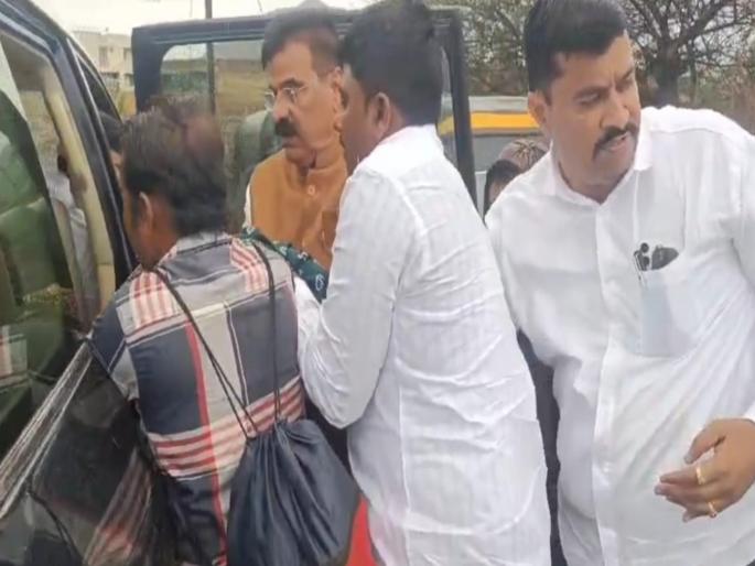A seriously injured young woman was taken to the hospital in her own car; Vijay Shivtare helped the accident victims | गंभीर जखमी झालेल्या तरुणीला स्वतःच्या गाडीतून दवाखान्यात नेले; विजय शिवतारेंची अपघातग्रस्तांना मदत