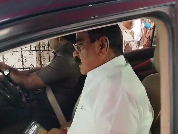 Don't you recognize the former minister? When the car was stopped outside Eknath Shinde's residence, Vijay Shivtare was enraged on police | तुम्हाला माजी मंत्री ओळखता येत नाही का? शिंदेंच्या निवासस्थानाबाहेर गाडी अडवताच शिवतारे संतापले Don't you recognize the former minister? When the car was stopped outside Eknath Shinde's residence, Vijay Shivtare was enraged on police | तुम्हाला माजी मंत्री ओळखता येत नाही का? शिंदेंच्या निवासस्थानाबाहेर गाडी अडवताच शिवतारे संतापले