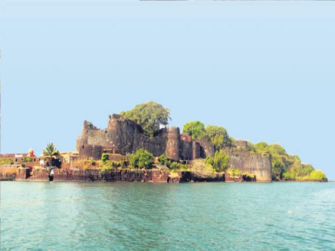 Bad condition of Vijaydurg fort despite spending lakhs of rupees | Vijaydurg Fort: लाखो रुपये खर्च करूनही विजयदुर्ग किल्ल्याची दुरावस्था! Bad condition of Vijaydurg fort despite spending lakhs of rupees | Vijaydurg Fort: लाखो रुपये खर्च करूनही विजयदुर्ग किल्ल्याची दुरावस्था!