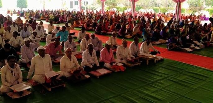 Devotees in washim collectively read Vijay Granth | ७४० भाविकांचे सामूहिक विजय ग्रंथ पारायण