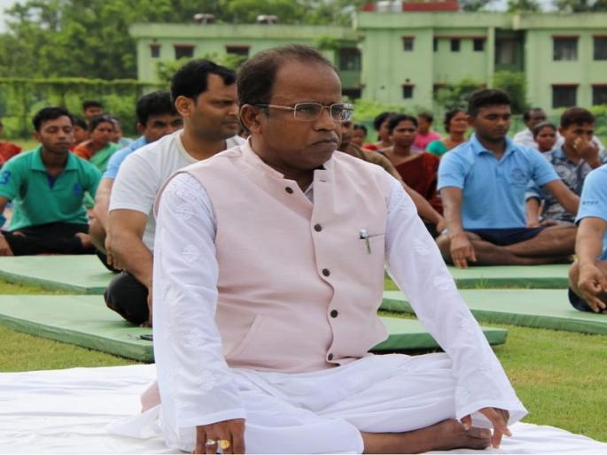 Tripura central universities VC V.L.Dharurkar's bribe video viral on social media | कुलगुरू वि.ल. धारुरकर यांच्या लाच घेतानाच्या व्हिडिओने खळबळ