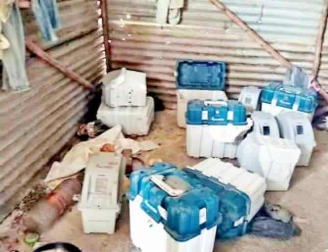 Karnataka Legislative Assembly election 2018: Finds 8 VVPAT cover in house, excitement in Vijaypur district | कर्नाटक विधानसभा निवडणुक २०१८ : मजुराच्या घरात ८ व्हीव्हीपॅटचे आढळले कव्हर्स, विजयपूर जिल्ह्यात खळबळ Karnataka Legislative Assembly election 2018: Finds 8 VVPAT cover in house, excitement in Vijaypur district | कर्नाटक विधानसभा निवडणुक २०१८ : मजुराच्या घरात ८ व्हीव्हीपॅटचे आढळले कव्हर्स, विजयपूर जिल्ह्यात खळबळ