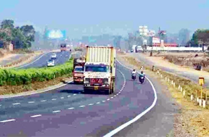 Deadly heavy traffic in Solapur will be closed; You can reach Vijaypur in an hour | सोलापुरातील जीवघेणी जड वाहतूक हाेणार बंद; विजयपूरला पोहचता येणार तासाभरात Deadly heavy traffic in Solapur will be closed; You can reach Vijaypur in an hour | सोलापुरातील जीवघेणी जड वाहतूक हाेणार बंद; विजयपूरला पोहचता येणार तासाभरात