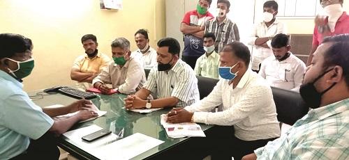 BJP is aggressive about increased electricity bills, power distribution officials are on edge | वाढीव वीजबिलांबाबत भाजप आक्रमक, वीज वितरणचे अधिकारी धारेवर BJP is aggressive about increased electricity bills, power distribution officials are on edge | वाढीव वीजबिलांबाबत भाजप आक्रमक, वीज वितरणचे अधिकारी धारेवर