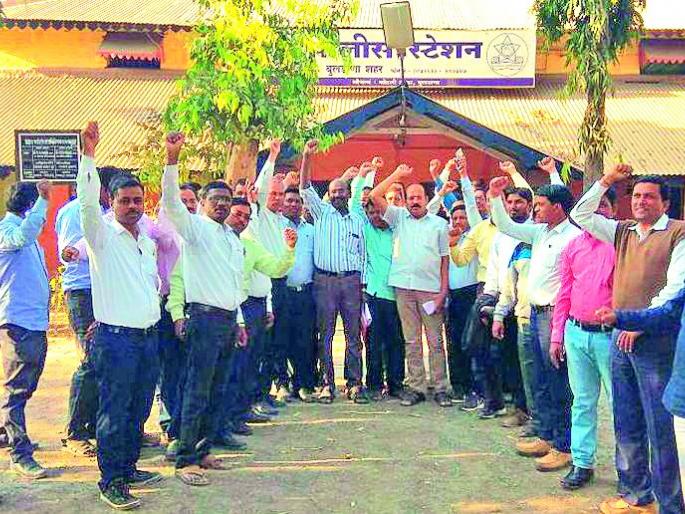 Buldana: Jail Bharo movement of 'Vijukta'; 50 officials arrested, rescued! | बुलडाणा : ‘विज्युक्टा’चे जेलभरो आंदोलन; ५0 पदाधिकार्यांना अटक, सुटका! Buldana: Jail Bharo movement of 'Vijukta'; 50 officials arrested, rescued! | बुलडाणा : ‘विज्युक्टा’चे जेलभरो आंदोलन; ५0 पदाधिकार्यांना अटक, सुटका!