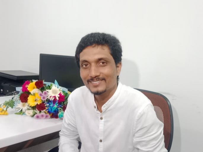 the two of them gave a lesson in humanity to those who were filming the accident | दुर्घटना घडली की व्हिडीओ काढणाऱ्यांना त्या दोघांनी दिला माणुसकीचा धडा..! the two of them gave a lesson in humanity to those who were filming the accident | दुर्घटना घडली की व्हिडीओ काढणाऱ्यांना त्या दोघांनी दिला माणुसकीचा धडा..!