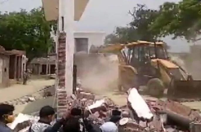bithoor vikas dubey house demolished by local administration | आठ पोलिसांची हत्या करणाऱ्या विकास दुबेविरोधात सरकारची कारवाई, जेसीबीने पाडले घर bithoor vikas dubey house demolished by local administration | आठ पोलिसांची हत्या करणाऱ्या विकास दुबेविरोधात सरकारची कारवाई, जेसीबीने पाडले घर