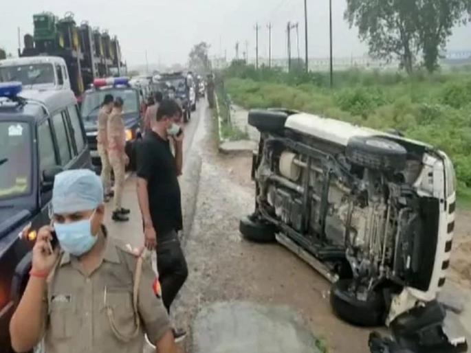 vikas dubey encounter vikas killed in encounter after police car met with an accident | Vikas Dubey Encounter: गाडी उलटताच बंदूक हिसकावून विकास दुबेचा पळून जाण्याचा प्रयत्न; रस्त्याच्या शेजारीच एन्काऊंटरचा थरार vikas dubey encounter vikas killed in encounter after police car met with an accident | Vikas Dubey Encounter: गाडी उलटताच बंदूक हिसकावून विकास दुबेचा पळून जाण्याचा प्रयत्न; रस्त्याच्या शेजारीच एन्काऊंटरचा थरार