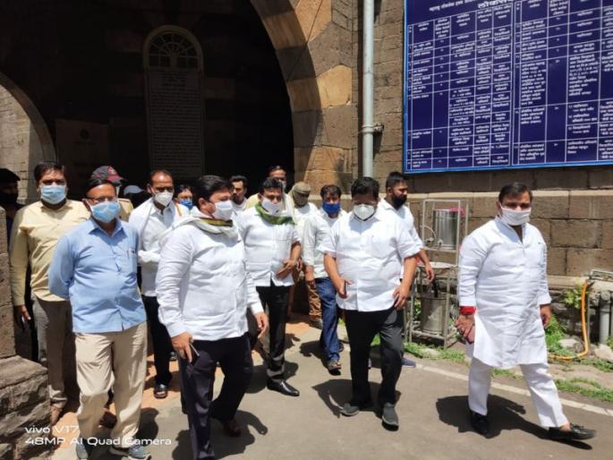 The death of that patient in the containment zone due to the intransigence of the administration: Congress alleges | कन्टेन्मेंट झोनमधील त्या रुग्णाचा मृत्यू प्रशासनाच्या आडमुठेपणामुळे : काँग्रेसचा आरोप The death of that patient in the containment zone due to the intransigence of the administration: Congress alleges | कन्टेन्मेंट झोनमधील त्या रुग्णाचा मृत्यू प्रशासनाच्या आडमुठेपणामुळे : काँग्रेसचा आरोप