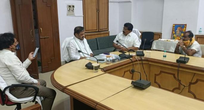 In Trust layout does not have essential service planning | ट्रस्ट ले-आऊटमध्ये जीवनावश्यक सेवेचे नियोजन नाही In Trust layout does not have essential service planning | ट्रस्ट ले-आऊटमध्ये जीवनावश्यक सेवेचे नियोजन नाही