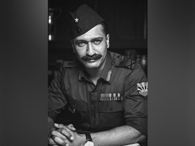 New Look Of Vicky Kaushal As Field Marshal Sam Manekshaw On His Death Anniversary | फील्ड मार्शल सैम मानेकशॉ बायोपिकचा दुसरा लूक आला समोर, मुख्य भूमिकेत झळकणार हा अभिनेता, तुम्ही त्याला ओळखले का? New Look Of Vicky Kaushal As Field Marshal Sam Manekshaw On His Death Anniversary | फील्ड मार्शल सैम मानेकशॉ बायोपिकचा दुसरा लूक आला समोर, मुख्य भूमिकेत झळकणार हा अभिनेता, तुम्ही त्याला ओळखले का?