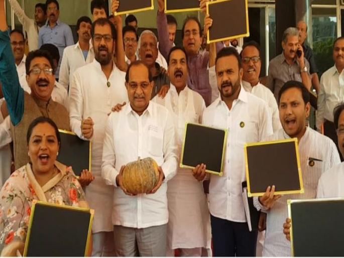 Radhakrush vikhe patil critisism on state budget | अर्थसंकल्पातून महाराष्ट्राला भोपळा, सर्वसामान्यांची पाटी कोरीच- विखे पाटील Radhakrush vikhe patil critisism on state budget | अर्थसंकल्पातून महाराष्ट्राला भोपळा, सर्वसामान्यांची पाटी कोरीच- विखे पाटील