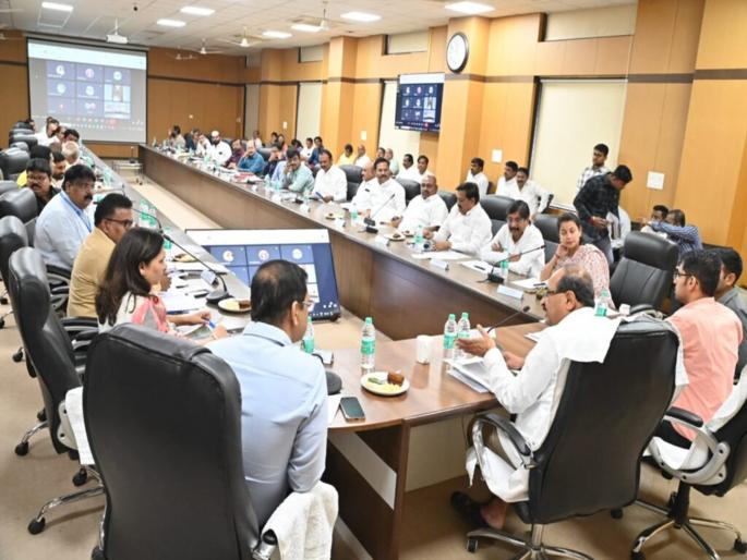 Good news for Solapur residents Minister of Water Resources Radhakrishna Vikhe Patil has given an important assurance regarding water | सोलापूरकरांसाठी दिलासादायक बातमी: पाण्याबाबत जलसंपदा मंत्र्यांनी दिलं महत्त्वाचं आश्वासन Good news for Solapur residents Minister of Water Resources Radhakrishna Vikhe Patil has given an important assurance regarding water | सोलापूरकरांसाठी दिलासादायक बातमी: पाण्याबाबत जलसंपदा मंत्र्यांनी दिलं महत्त्वाचं आश्वासन