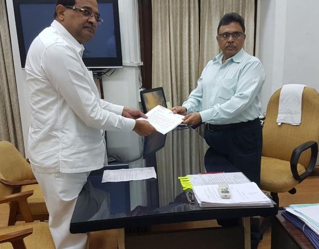 Radhakrishna Vikhe Patil took a meeting with the Additional General Manager of Western Railway | राधाकृष्ण विखे पाटील यांनी घेतली पश्चिम रेल्वेच्या अतिरिक्त महाव्यवस्थापकांची भेट Radhakrishna Vikhe Patil took a meeting with the Additional General Manager of Western Railway | राधाकृष्ण विखे पाटील यांनी घेतली पश्चिम रेल्वेच्या अतिरिक्त महाव्यवस्थापकांची भेट