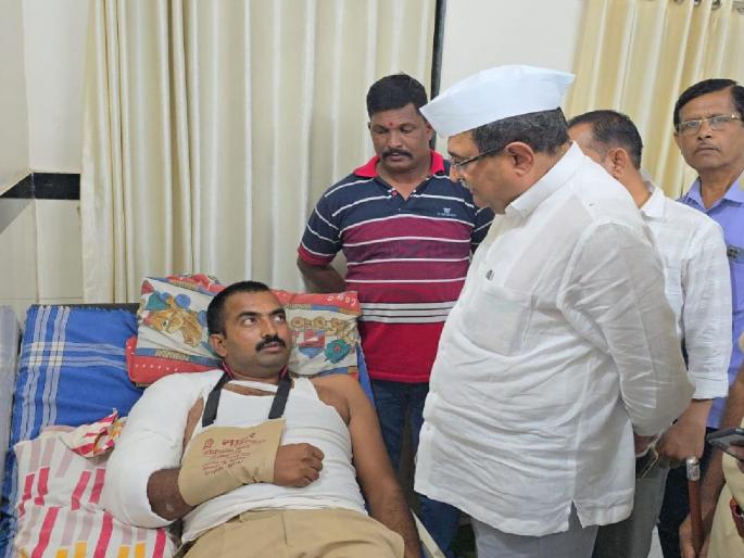 A police vehicle collided with a vehicle belonging to the revenue minister's convoy | पोलिसांच्या वाहनाची महसूल मंत्र्यांच्या ताफ्यातील कार्यकर्त्यांच्या वाहनाला धडक A police vehicle collided with a vehicle belonging to the revenue minister's convoy | पोलिसांच्या वाहनाची महसूल मंत्र्यांच्या ताफ्यातील कार्यकर्त्यांच्या वाहनाला धडक