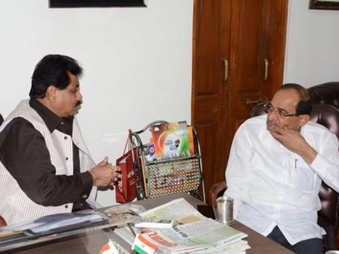 Lok Sabha Election 2019 for damage control Vikhe Patil wnt to Dilip Gandhi | Lok Sabha Election : 'डॅमेज कंट्रोल'साठी विखे-पाटील दिलीप गांधींकडे Lok Sabha Election 2019 for damage control Vikhe Patil wnt to Dilip Gandhi | Lok Sabha Election : 'डॅमेज कंट्रोल'साठी विखे-पाटील दिलीप गांधींकडे