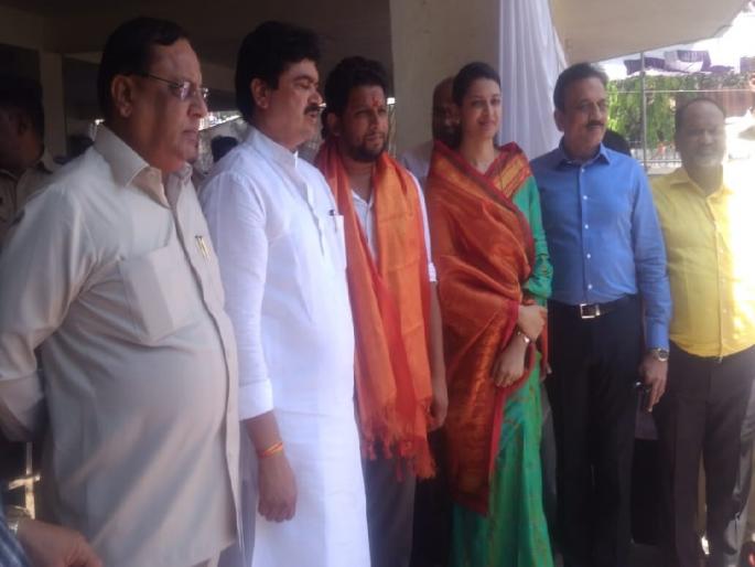 Lok Sabha Election 2019: Dr. Sujay Vikhe filed the application for candidature | Lok Sabha Election 2019 : डॉ.सुजय विखे यांनी दाखल केला उमेदवारी अर्ज Lok Sabha Election 2019: Dr. Sujay Vikhe filed the application for candidature | Lok Sabha Election 2019 : डॉ.सुजय विखे यांनी दाखल केला उमेदवारी अर्ज