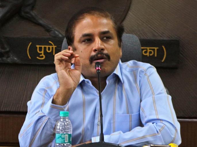 AAP workers pasted sanitary napkins on the Pune Municipal Commissioner's car | VIDEO: पुणे महापालिका आयुक्तांच्या गाडीवर ‘आप’च्या कार्यकर्त्यांनी चिकटवले सॅनिटरी नॅपकिन AAP workers pasted sanitary napkins on the Pune Municipal Commissioner's car | VIDEO: पुणे महापालिका आयुक्तांच्या गाडीवर ‘आप’च्या कार्यकर्त्यांनी चिकटवले सॅनिटरी नॅपकिन