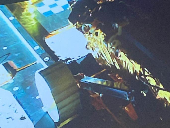 chandrayaan 3 pragyan rover vikram lander isro said rover ramped and walk on the moon | विक्रम लँडरमधून उतरले रोव्हर! पहाटेच चंद्रावर मारला फेरफटका, इस्त्रोने ट्विट करुन दिली माहिती chandrayaan 3 pragyan rover vikram lander isro said rover ramped and walk on the moon | विक्रम लँडरमधून उतरले रोव्हर! पहाटेच चंद्रावर मारला फेरफटका, इस्त्रोने ट्विट करुन दिली माहिती