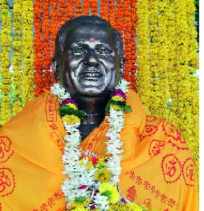 Seeing the statue of Vikramsingha turbulent! : Rajechin's face facebar | विक्रमसिंह यांचा पुतळा पाहून भावना अनावर! : राजेचीं हुबेहूब चेहरापट्टी