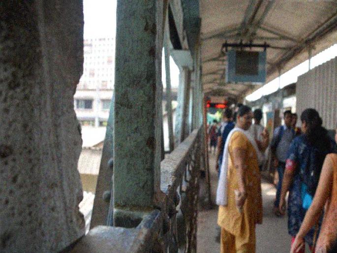 Vikhroli railway station: crowd management The strangers suffer from narrow pools, drunken ladders, incompatibilities | विक्रोळी रेल्वे स्थानक : गर्दीचे व्यवस्थापनच गुदमरतेय! अरुंद पूल, निखळलेल्या लाद्या, असुविधांमुळे प्रवासी त्रस्त  Vikhroli railway station: crowd management The strangers suffer from narrow pools, drunken ladders, incompatibilities | विक्रोळी रेल्वे स्थानक : गर्दीचे व्यवस्थापनच गुदमरतेय! अरुंद पूल, निखळलेल्या लाद्या, असुविधांमुळे प्रवासी त्रस्त