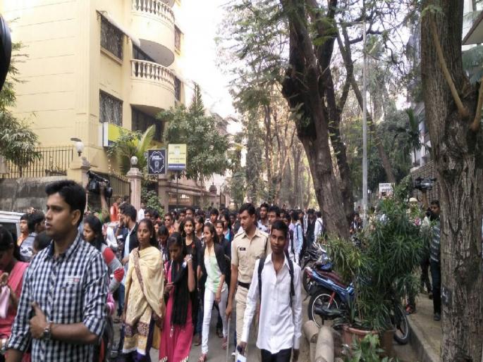 Brothers struggle outside the hall! Police picked up the students of the sloganeering campaign | विलेपार्ल्यात जमावबंदीचं कलम लागू! घोषणाबाजी करणा-या छात्रभारतीच्या कार्यकर्त्यांना पोलिसांनी उचललं Brothers struggle outside the hall! Police picked up the students of the sloganeering campaign | विलेपार्ल्यात जमावबंदीचं कलम लागू! घोषणाबाजी करणा-या छात्रभारतीच्या कार्यकर्त्यांना पोलिसांनी उचललं