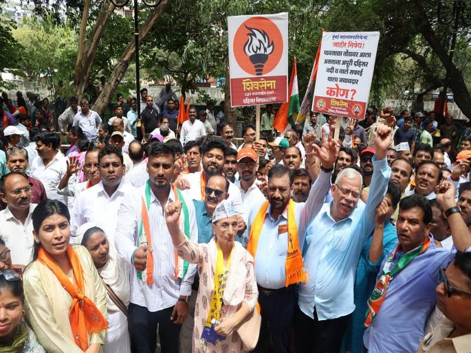 Thackeray group march at the municipal office against the inconveniences in Dahisar | दहिसरमधील गैरसोयींविरोधात पालिका कार्यालयावर ठाकरे गटाचा मोर्चा Thackeray group march at the municipal office against the inconveniences in Dahisar | दहिसरमधील गैरसोयींविरोधात पालिका कार्यालयावर ठाकरे गटाचा मोर्चा