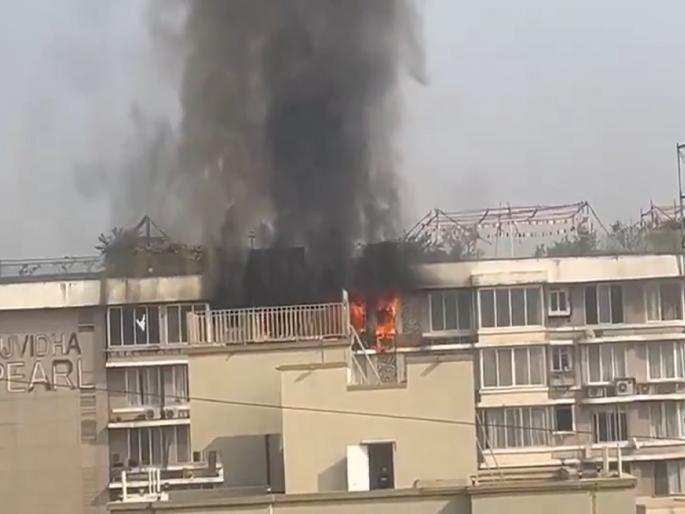 Vile Parle Fire Tragedy 63 Year Old Woman Dead After Fire On 13th Floor | विलेपार्ले हादरले! १३ व्या मजल्यावरील घराला भीषण आग; गुदमरून ज्येष्ठ महिलेचा मृत्यू, एक जखमी Vile Parle Fire Tragedy 63 Year Old Woman Dead After Fire On 13th Floor | विलेपार्ले हादरले! १३ व्या मजल्यावरील घराला भीषण आग; गुदमरून ज्येष्ठ महिलेचा मृत्यू, एक जखमी