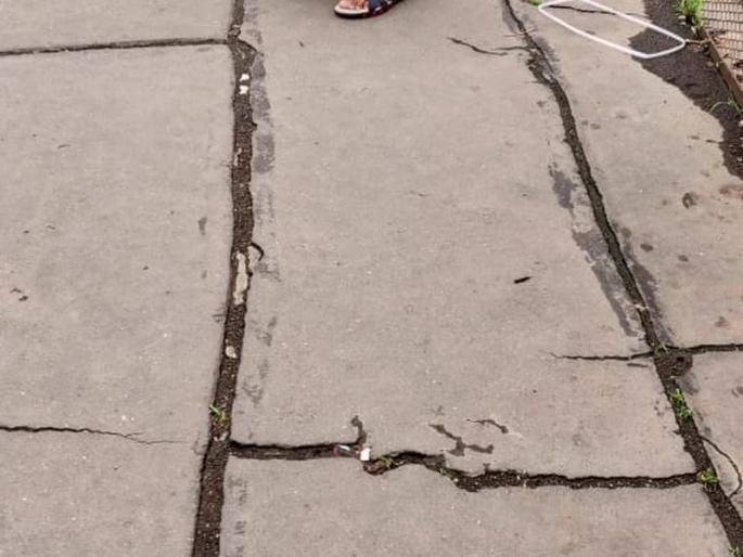 the foot over bridge at Vile Parle is dangerous | धोकादायक विलेपार्ले पादचारी पुलावर अंधेरी पूल दुर्घटनेची शक्यता the foot over bridge at Vile Parle is dangerous | धोकादायक विलेपार्ले पादचारी पुलावर अंधेरी पूल दुर्घटनेची शक्यता