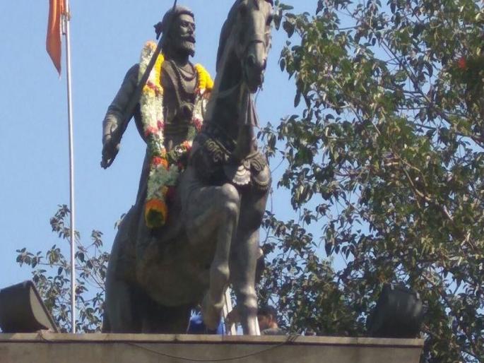 No umbrella for Shivaji Maharaj statues in Maharashtra | शिवाजी महाराजांचे पुतळे छत्रविना ! 365 दिवस पुतळे झेलत आहेत ऊन-पाऊस No umbrella for Shivaji Maharaj statues in Maharashtra | शिवाजी महाराजांचे पुतळे छत्रविना ! 365 दिवस पुतळे झेलत आहेत ऊन-पाऊस