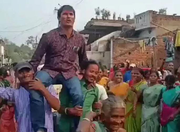 andhra pradesh tribal village residents giving warm send off to their govt school teacher see viral video | Video : शिक्षकाची बदली झाली अन् गावकऱ्यांनी अविस्मरणीय असा दिला निरोप! andhra pradesh tribal village residents giving warm send off to their govt school teacher see viral video | Video : शिक्षकाची बदली झाली अन् गावकऱ्यांनी अविस्मरणीय असा दिला निरोप!