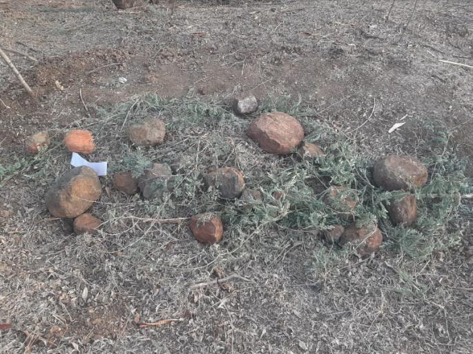 Bodies buried in the forest ground of the village, scary atmosphere among the villagers | गावात जंगलातील जमिनीत पुरलाय मृतदेह, ग्रामस्थांमध्ये भीतीदायक वातावरण Bodies buried in the forest ground of the village, scary atmosphere among the villagers | गावात जंगलातील जमिनीत पुरलाय मृतदेह, ग्रामस्थांमध्ये भीतीदायक वातावरण