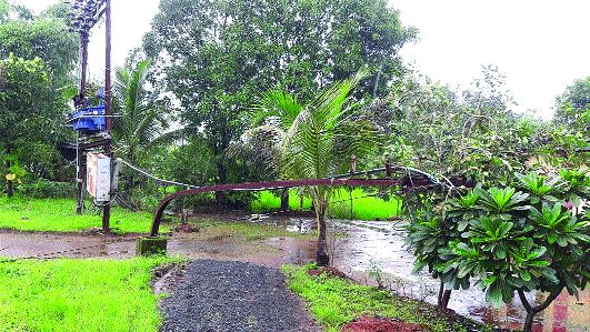 Dump electric shocks hit; Village in the dark | डंपरची वीज खांबाला धडक; गाव अंधारात Dump electric shocks hit; Village in the dark | डंपरची वीज खांबाला धडक; गाव अंधारात