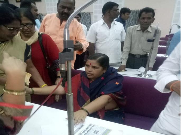 Shocking! Shivsena municipal corporator attempts suicide in municipal hall of Aurangabad | धक्कादायक ! शिवसेना नगरसेविकेचा महापालिका सभागृहात आत्महत्येचा प्रयत्न Shocking! Shivsena municipal corporator attempts suicide in municipal hall of Aurangabad | धक्कादायक ! शिवसेना नगरसेविकेचा महापालिका सभागृहात आत्महत्येचा प्रयत्न