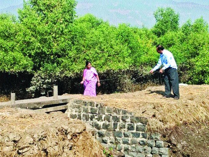 Couple built of concrete; For the security of the village put the girl's marriage aside | दाम्पत्याने बांधला काँक्रीटचा बंधारा ; गावाच्या सुरक्षेसाठी मुलीचे लग्न ठेवले बाजूला Couple built of concrete; For the security of the village put the girl's marriage aside | दाम्पत्याने बांधला काँक्रीटचा बंधारा ; गावाच्या सुरक्षेसाठी मुलीचे लग्न ठेवले बाजूला