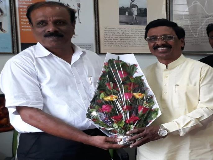 Babanrao I am with you, Rao and Salgaonkar's Surat Sur | बबनराव मी तुमच्यासोबतच, रोजगारावरून खासदार राऊत व साळगावकर यांचे सुरात सूर Babanrao I am with you, Rao and Salgaonkar's Surat Sur | बबनराव मी तुमच्यासोबतच, रोजगारावरून खासदार राऊत व साळगावकर यांचे सुरात सूर