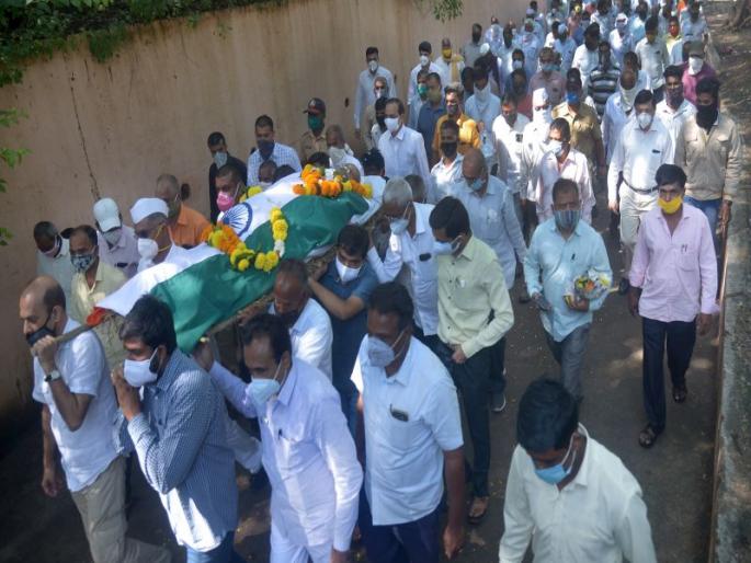 Forest chief Vinayakdada Patil merged into Panchatvat; Funeral at Nashik Amardham in Government protocol | वनाधिपती विनायकदादा पाटील पंचत्वात विलीन; शासकिय इतमामात अंत्यसंस्कार Forest chief Vinayakdada Patil merged into Panchatvat; Funeral at Nashik Amardham in Government protocol | वनाधिपती विनायकदादा पाटील पंचत्वात विलीन; शासकिय इतमामात अंत्यसंस्कार