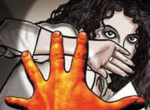 Woman beaten by six men for not giving space to builder | बिल्डरला जागा न देण्याच्या कारणावरून सहा जणांकडून महिलेला मारहाण