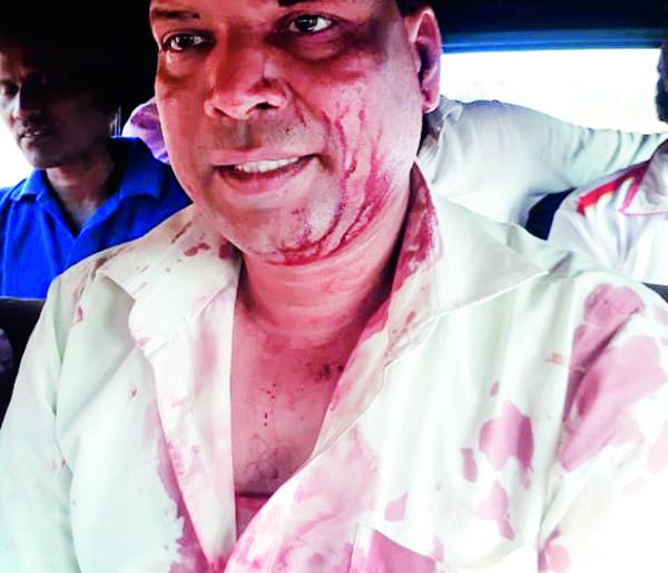 In Dapoli, the vice-chancellor was beaten, angry about canceling the meeting | दापोलीत उपसरपंचाला मारहाण, सभा रद्द केल्याचा राग In Dapoli, the vice-chancellor was beaten, angry about canceling the meeting | दापोलीत उपसरपंचाला मारहाण, सभा रद्द केल्याचा राग