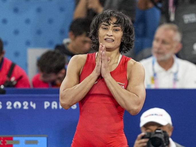 Paris Olympics 2024 : Got to bring gold Vinesh Phogat's promise to his mother from Paris Olympics | Paris Olympics 2024 : "गोल्ड आणायचं आहे..."; पॅरिस ऑलिम्पिकमधून विनेश फोगाटचं आईला वचन