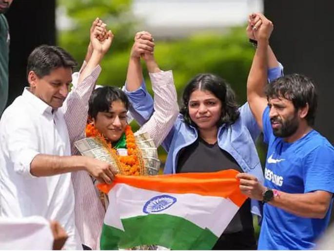 Congress will play a big game in Haryana over Vinesh Phogat? deepender hooda presence in Swagat Yatra fueled discussions  | विनेश फोगाटवरून हरियाणात काँग्रेस खेळणार मोठी खेळी? स्वागत यात्रेत बड्या नेत्याच्या उपस्थितीमुळे चर्चांना उधाण  Congress will play a big game in Haryana over Vinesh Phogat? deepender hooda presence in Swagat Yatra fueled discussions  | विनेश फोगाटवरून हरियाणात काँग्रेस खेळणार मोठी खेळी? स्वागत यात्रेत बड्या नेत्याच्या उपस्थितीमुळे चर्चांना उधाण