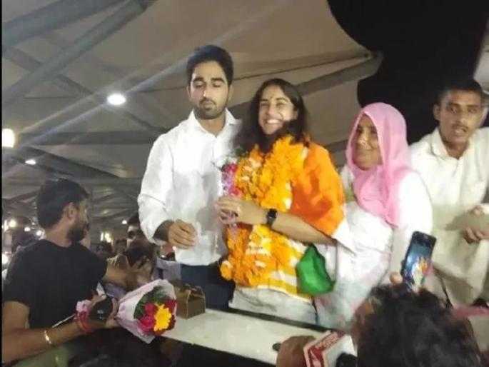 Asian Games 2018: After historic gold, Vinesh Phogat gets engaged at airport on India return | Asian Games 2018: 'सुवर्ण कन्या' विनेशचा साखरपुडा; विमानतळाच्या पार्किंगमध्ये घातली अंगठी