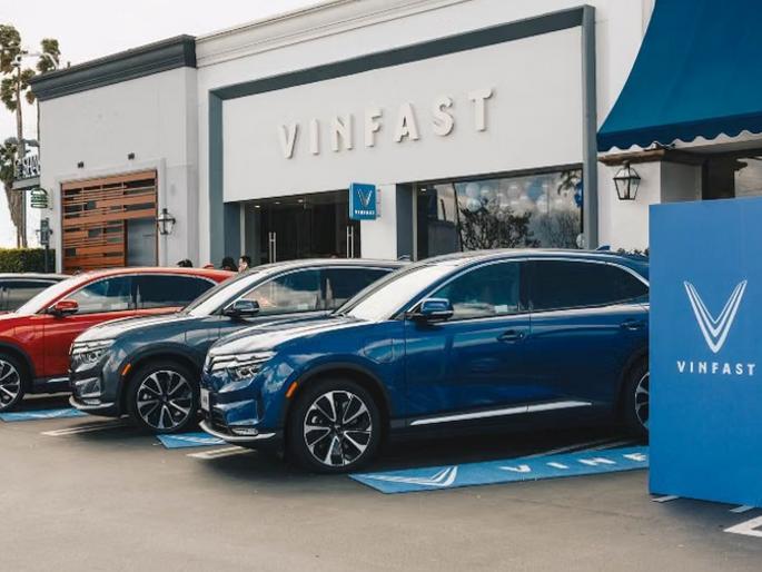 VinFast Dealers Close Service Guarantee: Coming to India...! Winfast starts closing dealerships in America; number drops to under two dozen... | भारतात येत असताना...! विनफास्ट अमेरिकेत डीलरशीप बंद करू लागली; संख्या दोन डझनांखाली आली...