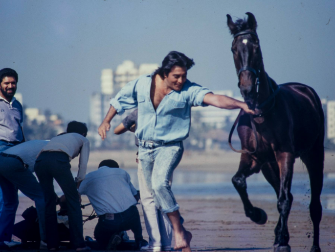 Vinod Khanna Meditated Naked At Chowpatty Beach Bollywood Osho Ashram | लोकप्रिय अभिनेता मुंबईतील चौपाटी बीचवर नग्नावस्थेत ध्यान करायचा; पत्नीनेच केला खुलासा Vinod Khanna Meditated Naked At Chowpatty Beach Bollywood Osho Ashram | लोकप्रिय अभिनेता मुंबईतील चौपाटी बीचवर नग्नावस्थेत ध्यान करायचा; पत्नीनेच केला खुलासा