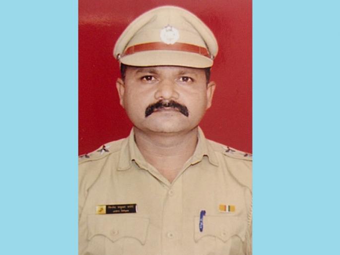 precautions taken when formerly a firefighter now health inspector pune news | कौतुकास्पद! माजी अग्निशमन दलातील अधिकाऱ्याने प्रसंगावधान दाखवत केली आगीवर मात precautions taken when formerly a firefighter now health inspector pune news | कौतुकास्पद! माजी अग्निशमन दलातील अधिकाऱ्याने प्रसंगावधान दाखवत केली आगीवर मात