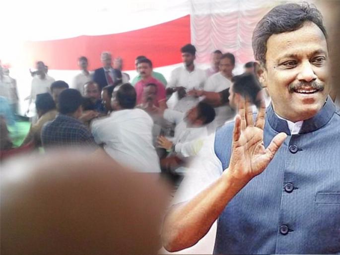 Satara: Police tried to sabotage education minister Vinod Tawde, the boy was taken into custody by the police | सातारा : शिक्षणमंत्री विनोद तावडेंवर बुक्का टाकण्याचा प्रयत्न, तरूणाला पोलिसांनी घेतले ताब्यात Satara: Police tried to sabotage education minister Vinod Tawde, the boy was taken into custody by the police | सातारा : शिक्षणमंत्री विनोद तावडेंवर बुक्का टाकण्याचा प्रयत्न, तरूणाला पोलिसांनी घेतले ताब्यात