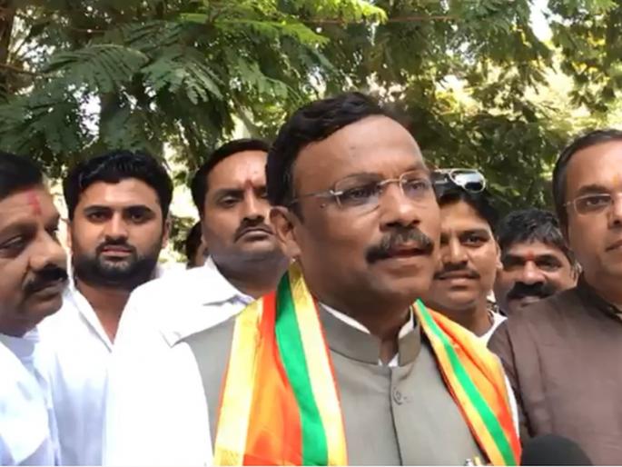 'The masses have flag flapping saffron, but Shiv Sena has kept it in the footsteps of Sonia Gandhi, Sharad Pawar' | 'जनतेनं भगवा फडकवला, पण शिवसेनेनं तो सोनिया गांधी, शरद पवारांच्या चरणी ठेवला'