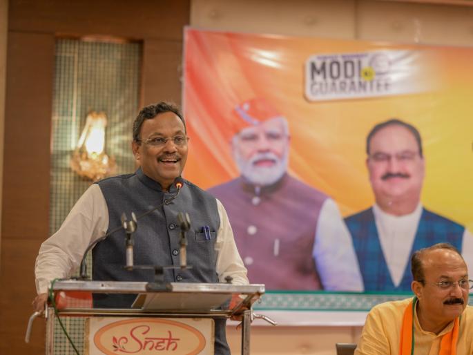 push to increase voter turnout vinod tawde interaction with professionals | मतदानाची टक्केवारी वाढीसाठी जोर लावा; विनोद तावडे यांनी व्यावसायिकांशी साधला संवाद push to increase voter turnout vinod tawde interaction with professionals | मतदानाची टक्केवारी वाढीसाठी जोर लावा; विनोद तावडे यांनी व्यावसायिकांशी साधला संवाद